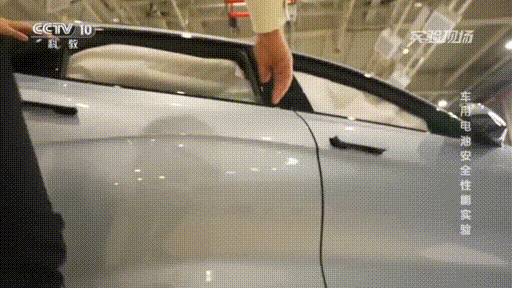 715396024511758336.gif
